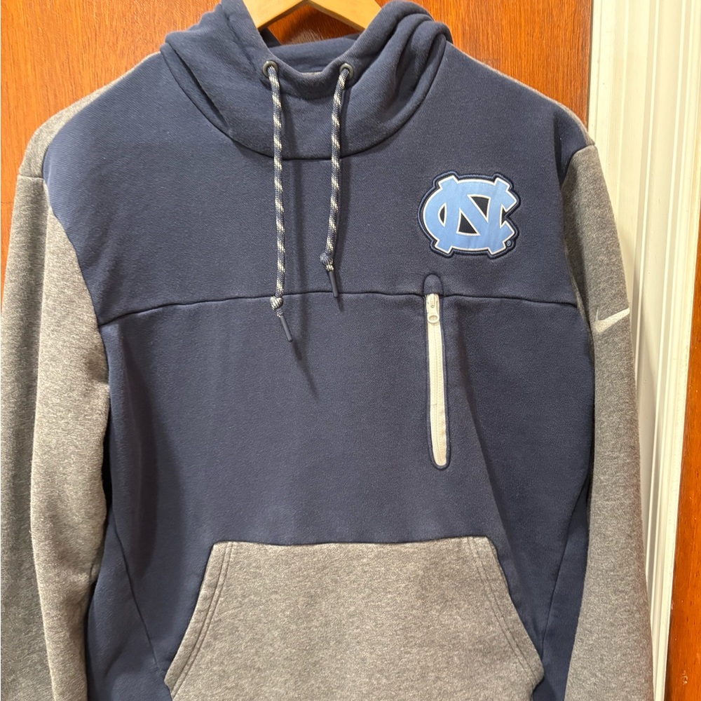 Nike UNC hoodie with zip pocket on chest. Size L, EUC.